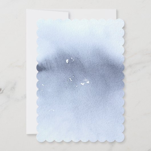 Delicate Dusty Blue Floral Monogram Crest Wedding 招待状 (裏面)