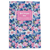 Delicate soft pastel pink floral gift bag wrap ミディアムペーパーバッグ (正面)