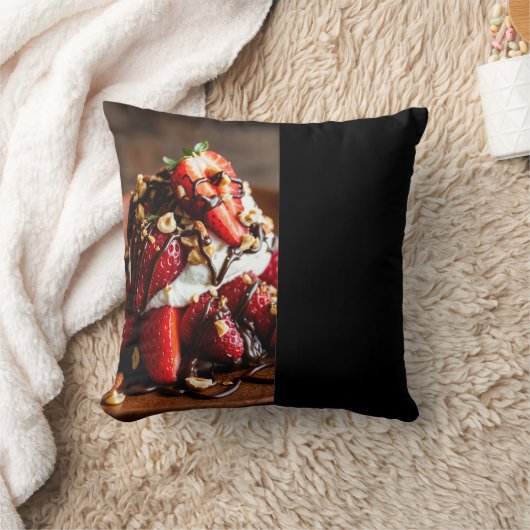delicious strawberries whipped cream mold chocolat クッション (ブランケット)