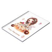 delicousシナモンバンに坐っているかわいいチビ(小さくかわいく書いた感じ)の女の子 ノートブック (左側)