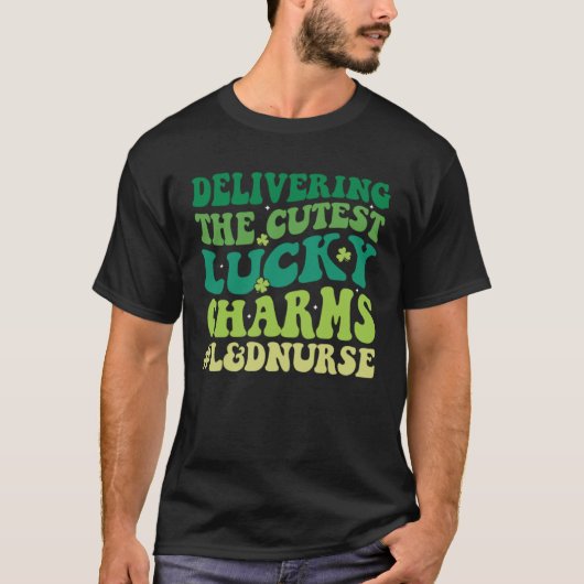 Delivering The Cutest LuckyチャームL&DナースSt Pat Tシャツ (正面)