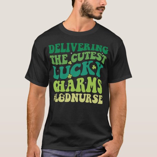 Delivering The Cutest LuckyチャームL&DナースSt Pat Tシャツ (正面)