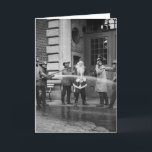 Delousing Santa Claus, 1920s シーズンカード<br><div class="desc">1921年、サンタクロースとおもしろいを持つ消防士の古い写真。</div>