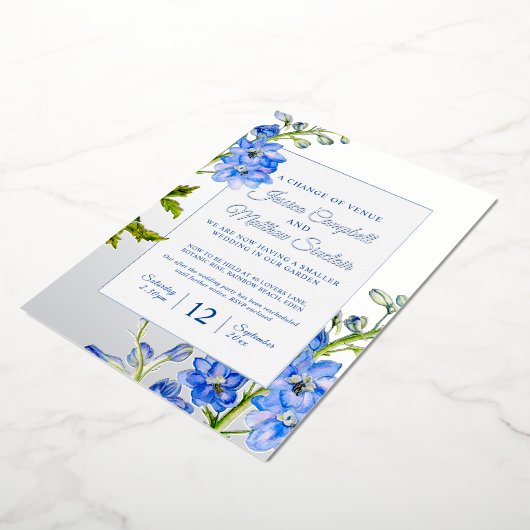 Delphinium青い花の会場の結婚変化 箔招待状 (回転した状態)
