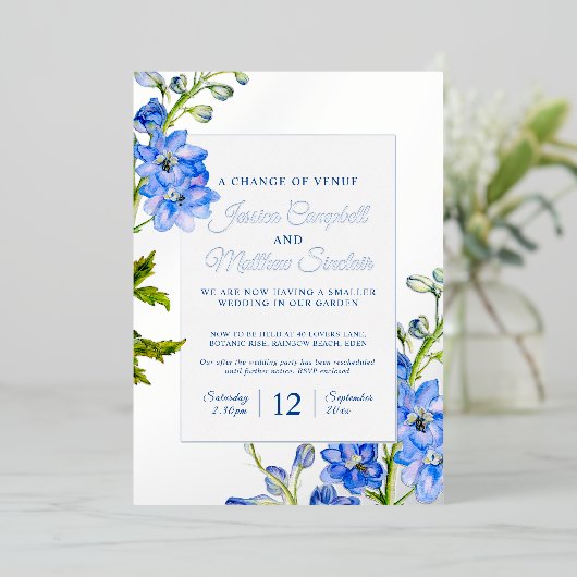Delphinium青い花の会場の結婚変化 箔招待状 (立ち正面)
