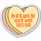 「Delulu Got Me This Far」おもしろいデザイン シール (正面)