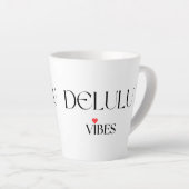 Delulu Vibes, Funny Aesthetic Quote Gift カフェラテマグ (右アングル)