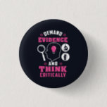 Demand Evidence and Think Critically Science 缶バッジ<br><div class="desc">Demand evidence and think critically forensic science saying with a modern design featuring investigation and scientific equipment</div>