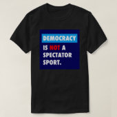 DEMOCRACYは観戦スポーツのステッカーではない Tシャツ (デザイン正面)
