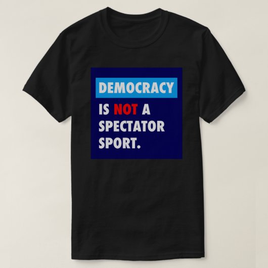 DEMOCRACYは観戦スポーツのステッカーではない Tシャツ (デザイン正面)