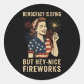 Democracy Is Dying But Hey Nice Fireworks 4th Of J ラウンドシール (正面)