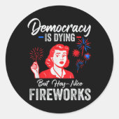 Democracy Is Dying But Hey Nice Fireworks 4th Of J ラウンドシール (正面)