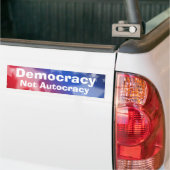 Democracy Not Autocracy バンパーステッカー (トラック上)