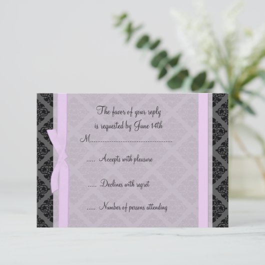 Demure PinkおよびBlack Damask RSVPカード (スタンド正面)