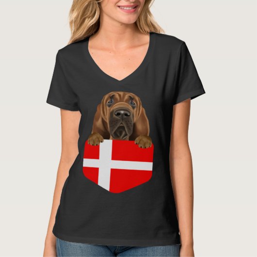 Denmark Flag Bloodhound Dog In Pocket Tシャツ (正面)