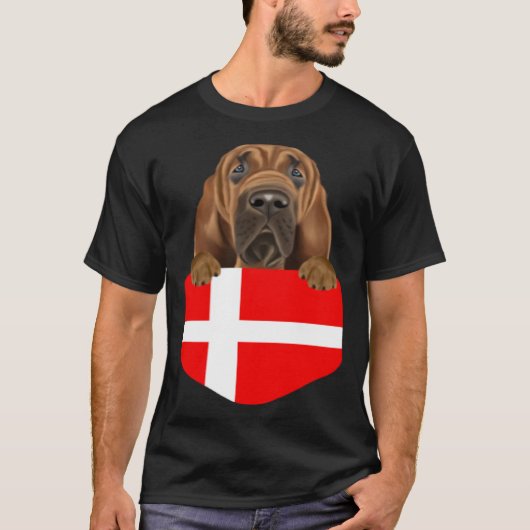 Denmark Flag Bloodhound Dog In Pocket Tシャツ (正面)