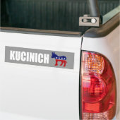 DENNIS KUCINICHの選挙のギア バンパーステッカー (トラック上)
