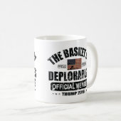 Deplorablesの公式のメンバーのバスケット コーヒーマグカップ (正面右)