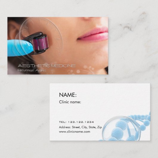 dermarollerの皮のトリートメントを得ている女性 名刺 (正面/裏面)