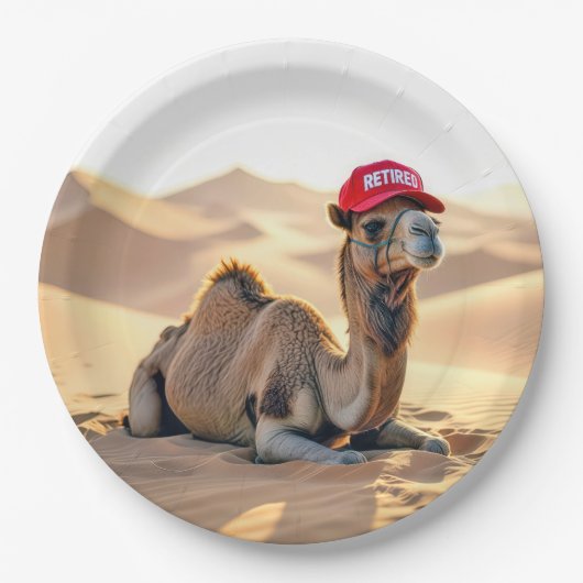 Desert Camel Wearing a Red Retired Cap ペーパープレート (正面)