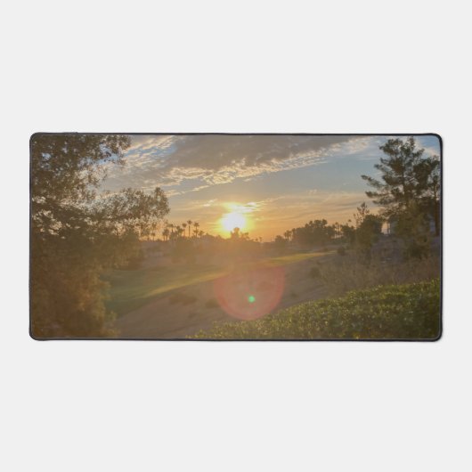 Desert Sunrise Over Las Vegas Golf Course デスクマット (正面)