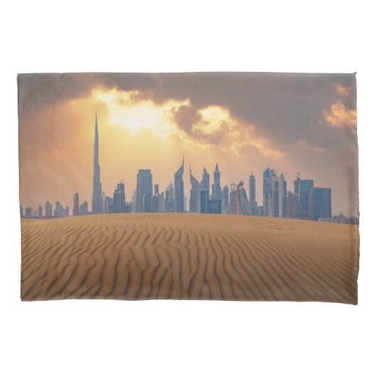 Deserts | Dubai's Skyline View from Sand Dune 枕カバー (正面)