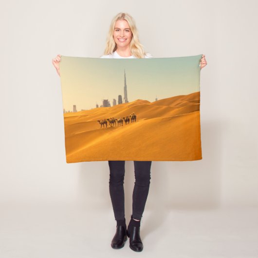 Deserts | Dubai's Skyline View with Camels フリースブランケット (インサイチュ)