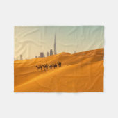 Deserts | Dubai's Skyline View with Camels フリースブランケット (正面(横))