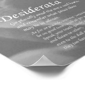 Desiderata – 白と黒のサテンテクスチャバラ ポスター (角)