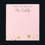 Desk of Light Pink フェイク Pink Daters ノートパッド<br><div class="desc">薄いピンクのメモ帳に金ゴールドフェイク星が印刷され、先生に最適。手書きスクリプ魅力的トに名書前を追加。</div>