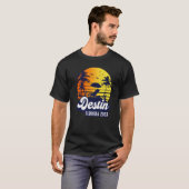 Destin 2023 Florida Sunset Beach Retro Premium Tシャツ (正面フル)