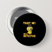 Detective Duckデザイン- Trust Me A Detective 缶バッジ (正面&裏面)