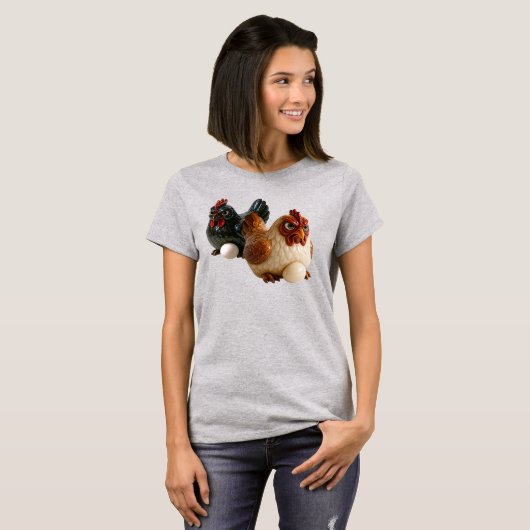 Deus poules couvent sur un tee-shirt. tシャツ (正面フル)