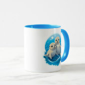 Deux adorables bébés phoques jouent dans l'eau. マグカップ (正面右)