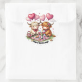 Deux adorables vaches Highland, l'une blanc cassé  ラウンドシール (バッグ)