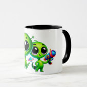 Deux aliens mignons avec des pistolets. マグカップ (正面右)