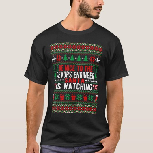 DevOpsエンジニアサンタがCを見ている優しい Tシャツ (正面)