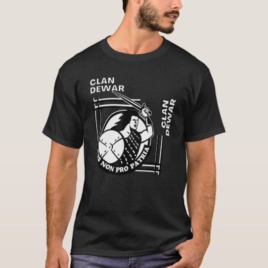 Dewar Clan Gaelic Motto Swordsman Tシャツ (正面)