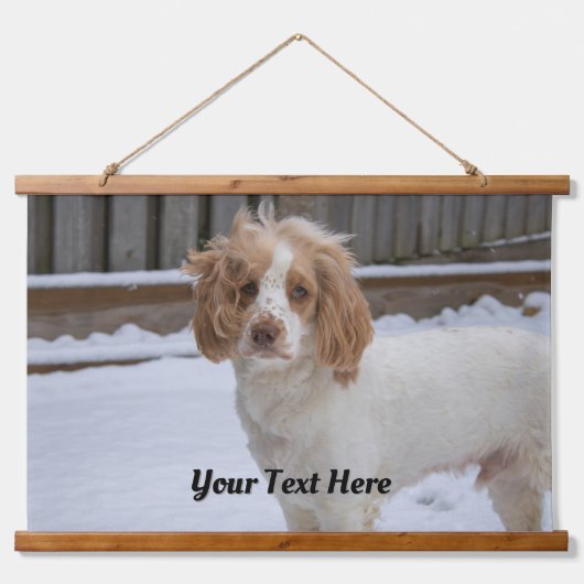 Dexter in the Snow – Wood Topped Wall Tapestry 吊り下げ型タペストリー (正面)
