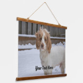 Dexter in the Snow – Wood Topped Wall Tapestry 吊り下げ型タペストリー (傾斜あり)