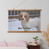 Dexter in the Snow – Wood Topped Wall Tapestry 吊り下げ型タペストリー (寝室)