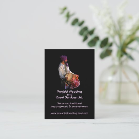 Dholのドラマー、伝統的なパンジャブ人の衣裳 名刺 (スタンド正面)