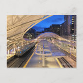 DIAへのA線の列車と夜のタイムユニオンステーション ポストカード (正面)