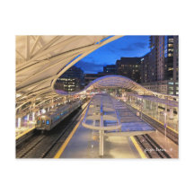 DIAへのA線の列車と夜のタイムユニオンステーション