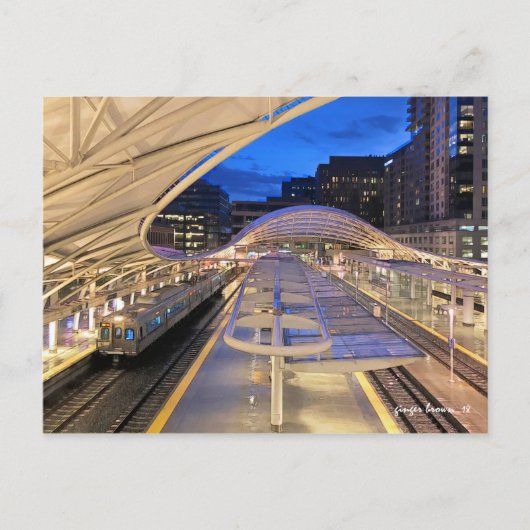 DIAへのA線の列車と夜のタイムユニオンステーション ポストカード (正面)
