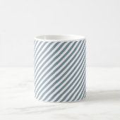 Diagonal blue and white stripes pattern コーヒーマグカップ (中央)