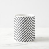 Diagonal gray and white stripes pattern コーヒーマグカップ (中央)