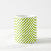 Diagonal lime green and white stripes pattern コーヒーマグカップ (中央)