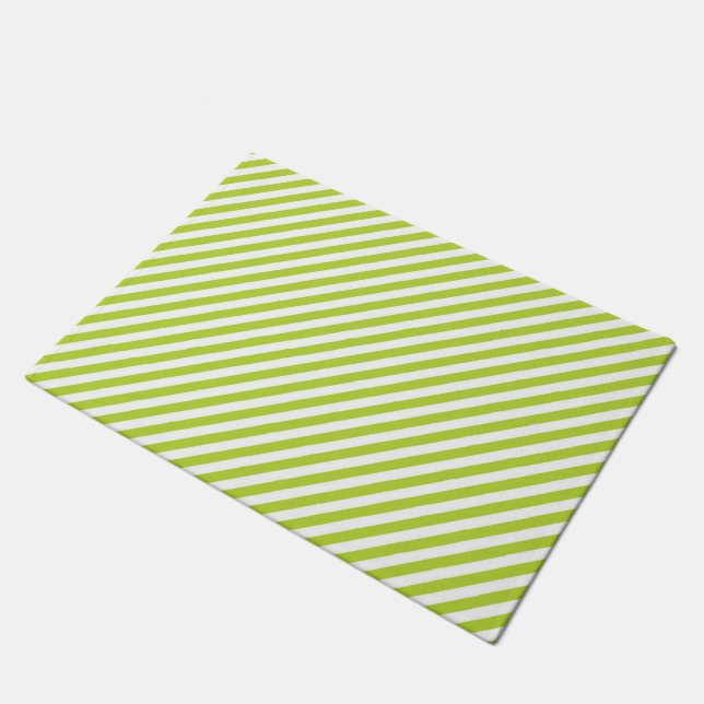 Diagonal lime green and white stripes pattern ドアマット (アングル)