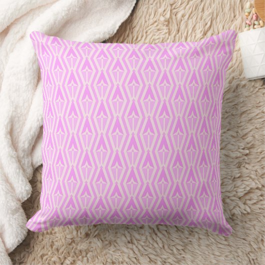 Diamonds & Arrows Pink and White Throw Pillow クッション (ブランケット)